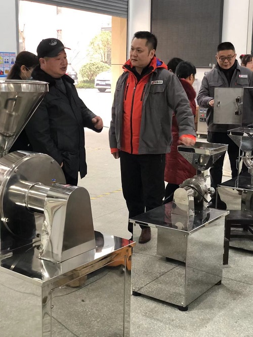 益陽市中醫(yī)醫(yī)院一行來我廠參觀試機(jī)