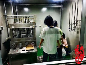 中南藥機為湖南科技職院ZP-35旋轉(zhuǎn)式壓片機維護保養(yǎng)賽前培訓